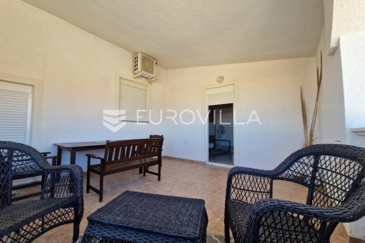 Vir, 100m od mora, kuća s 4 apartmana i pogledom na more