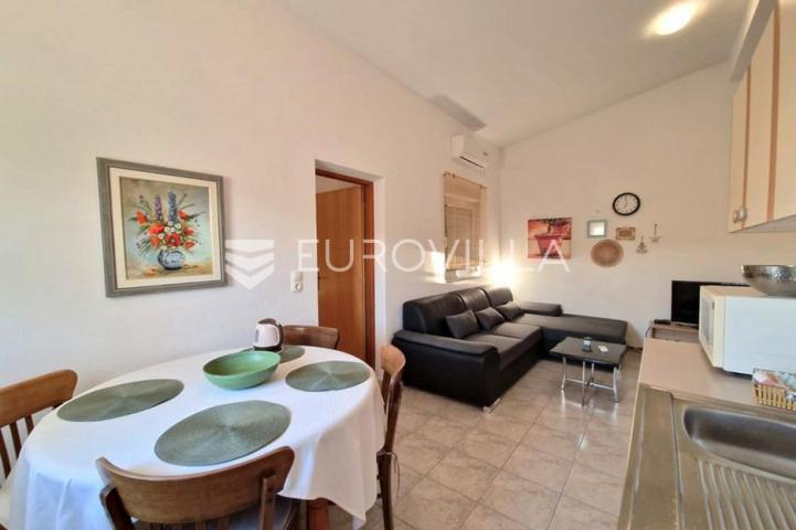Vir, 100m od mora, kuća s 4 apartmana i pogledom na more