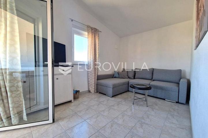 Vir, 100m od mora, kuća s 4 apartmana i pogledom na more