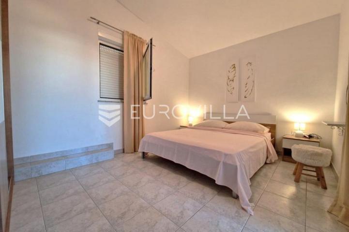 Vir, 100m od mora, kuća s 4 apartmana i pogledom na more