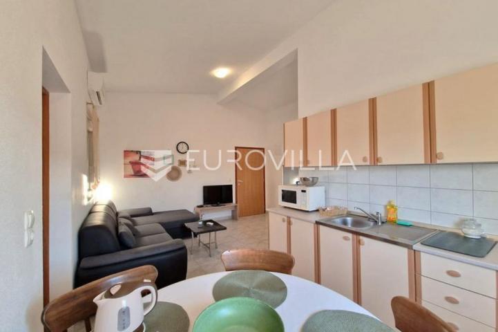 Vir, 100m od mora, kuća s 4 apartmana i pogledom na more