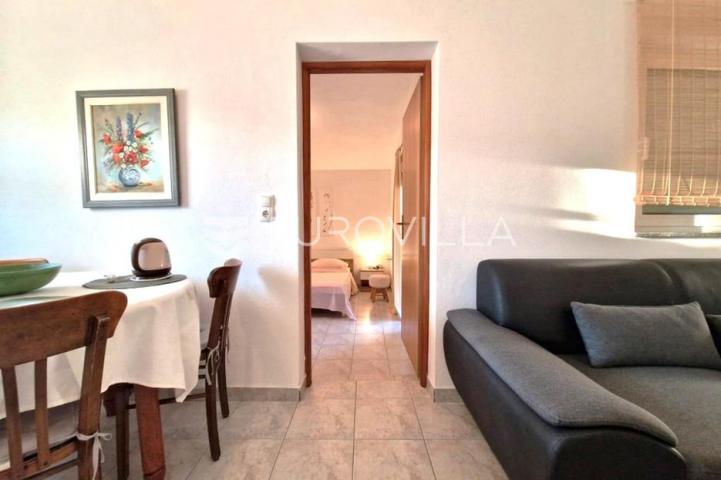 Vir, 100m od mora, kuća s 4 apartmana i pogledom na more