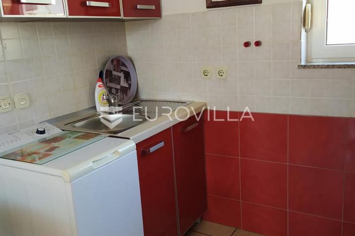 Vir, 100m od mora, kuća s 4 apartmana i pogledom na more