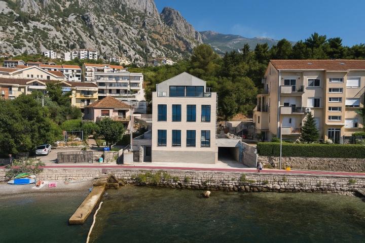 Waterfront Two-bedroom Apartment Dobrota