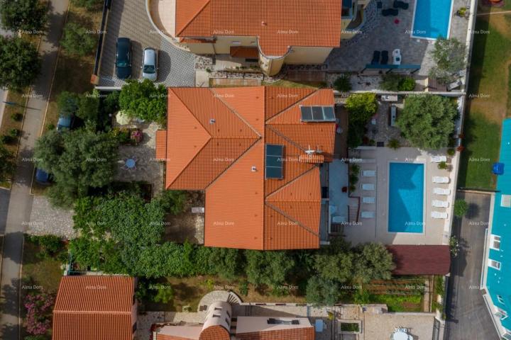 Kuća Apartmanska kuća s bazenom!Blizina mora i plaže!  Peroj. 