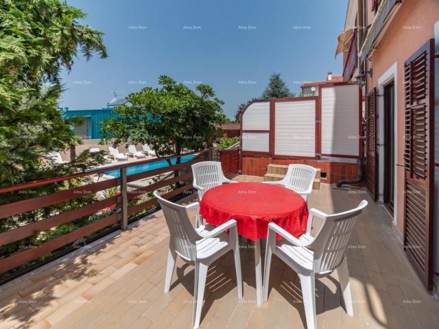 Kuća Apartmanska kuća s bazenom!Blizina mora i plaže!  Peroj. 