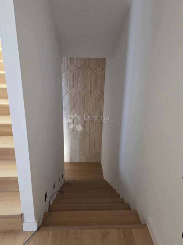 Moderna luksuzna vila s pogledom na more 