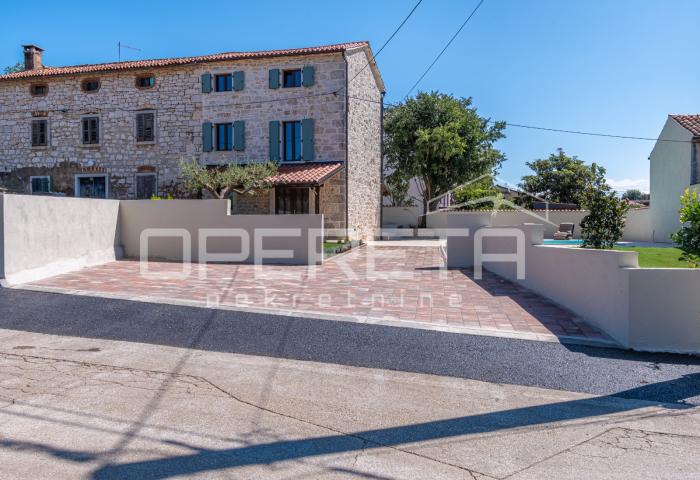 Istra, Poreč okolica- kamena kuća s bazenom, pogledom na more i velikom okućnico