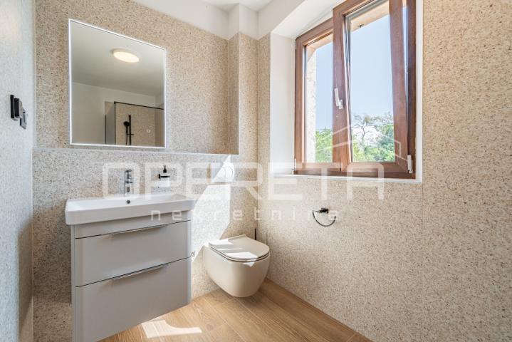 Istra, Poreč okolica- kamena kuća s bazenom, pogledom na more i velikom okućnico