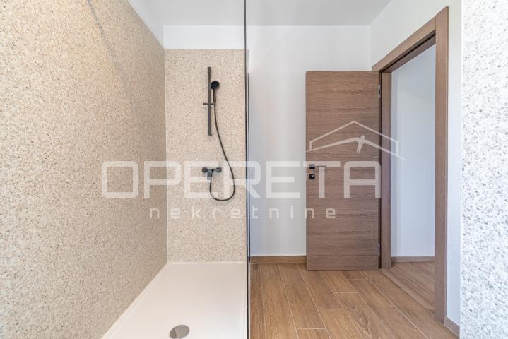 Istra, Poreč okolica- kamena kuća s bazenom, pogledom na more i velikom okućnico