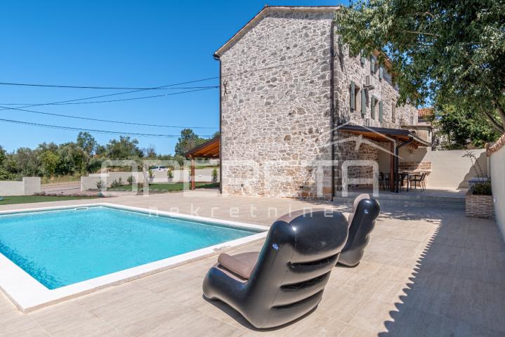 Istra, Poreč okolica- kamena kuća s bazenom, pogledom na more i velikom okućnico