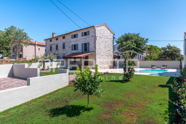 Istra, Poreč okolica- kamena kuća s bazenom, pogledom na more i velikom okućnico