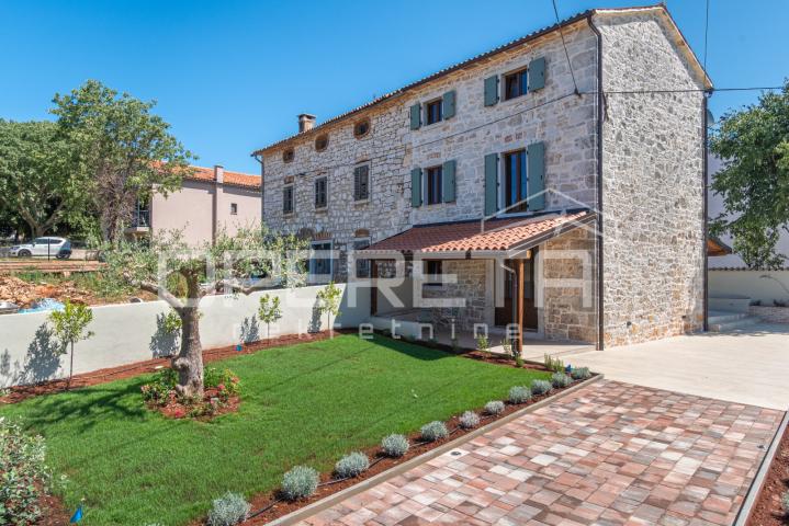 Istra, Poreč okolica- kamena kuća s bazenom, pogledom na more i velikom okućnico