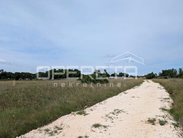 Poljoprivredno zemljište Jadreški- 926 m2!