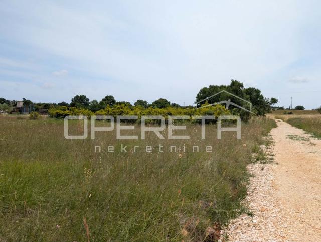 Poljoprivredno zemljište Jadreški- 926 m2!