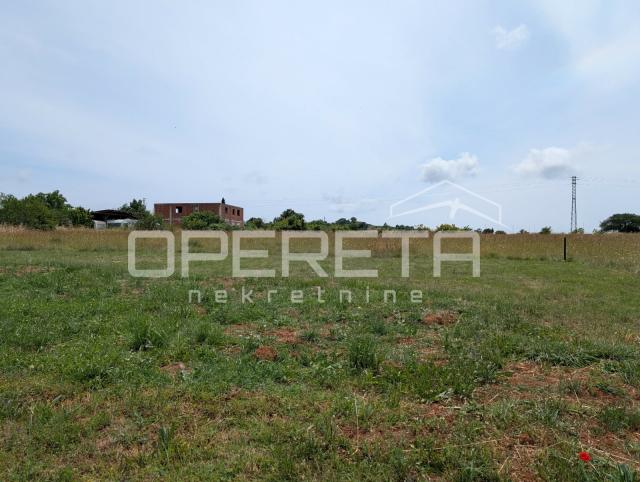 Poljoprivredno zemljište Jadreški-  779 m2!