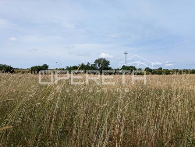 Poljoprivredno zemljište Jadreški-  553 m2!