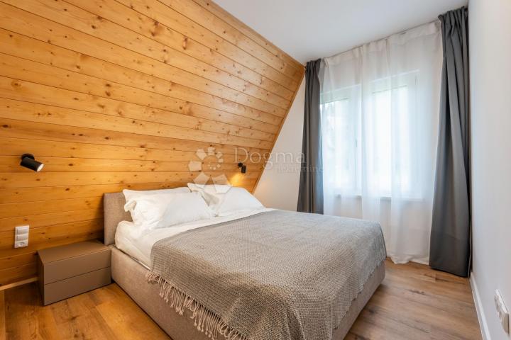 NOVOSAGRAĐENA A FRAME KUĆA