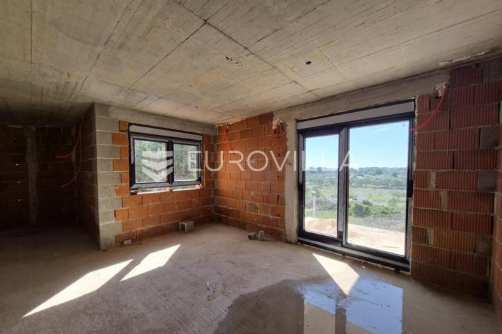Vir, apartman na 2. katu s krovnom terasom i pogledom na more