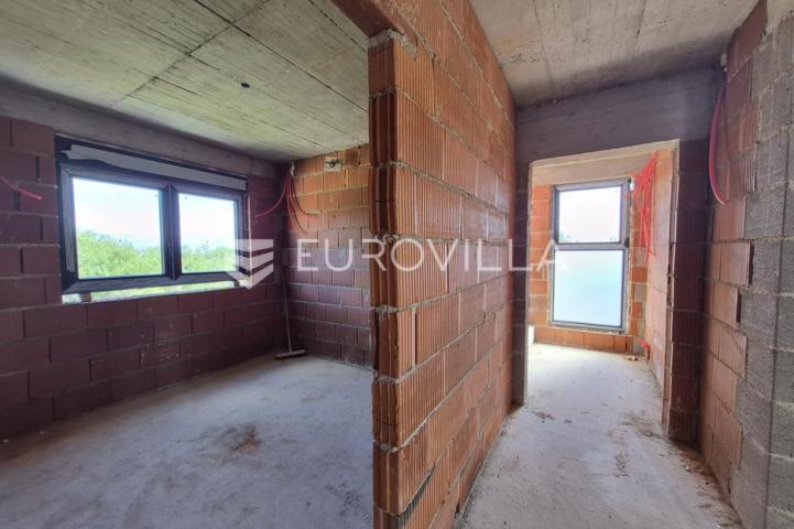 Vir, apartman na 2. katu s krovnom terasom i pogledom na more