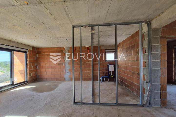 Vir, apartman na 2. katu s krovnom terasom i pogledom na more