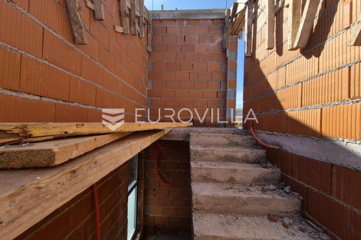 Vir, apartman na 2. katu s krovnom terasom i pogledom na more