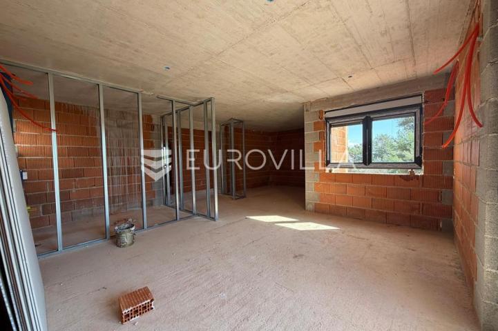Vir, apartman na 2. katu s krovnom terasom i pogledom na more