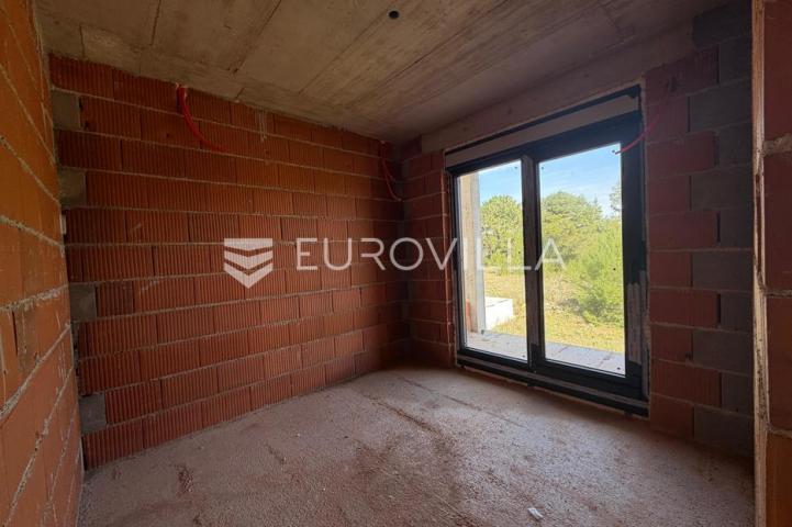 Vir, apartman na 2. katu s krovnom terasom i pogledom na more