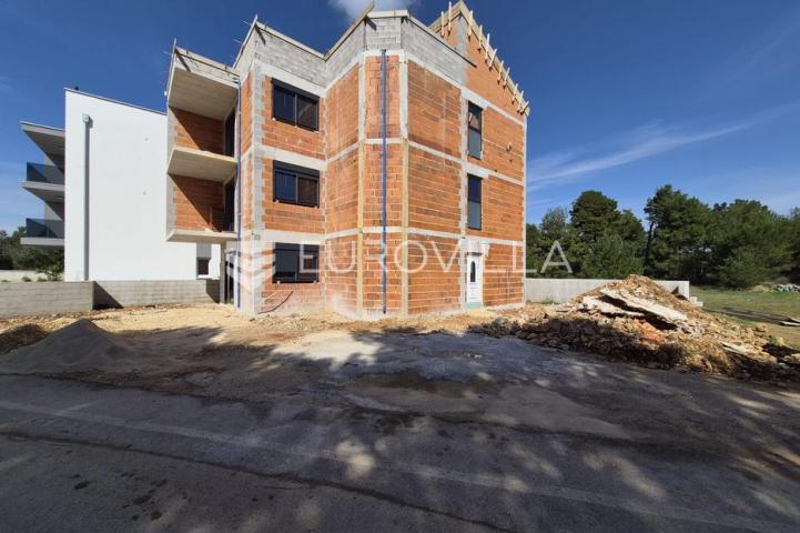 Vir, apartman na 2. katu s krovnom terasom i pogledom na more