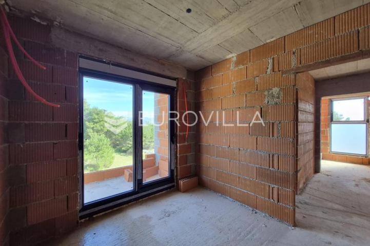 Vir, apartman na 2. katu s krovnom terasom i pogledom na more