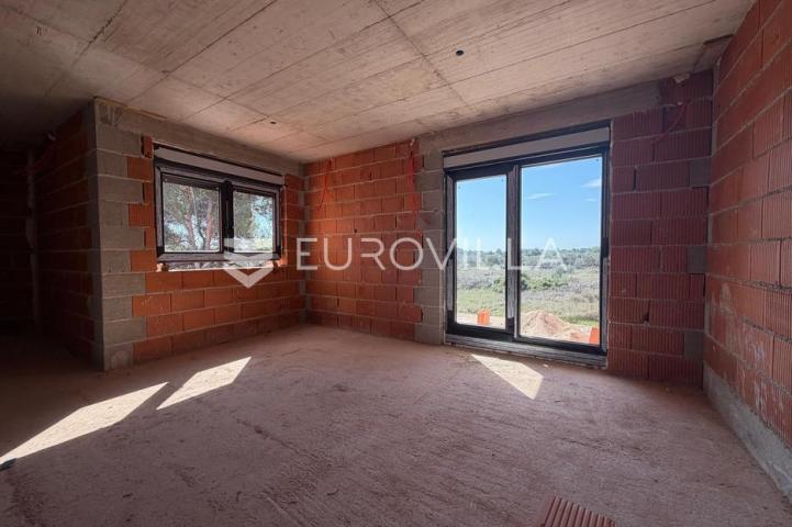 Vir, apartman na 2. katu s krovnom terasom i pogledom na more