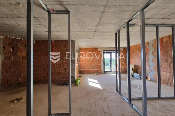 Vir, apartman na 2. katu s krovnom terasom i pogledom na more