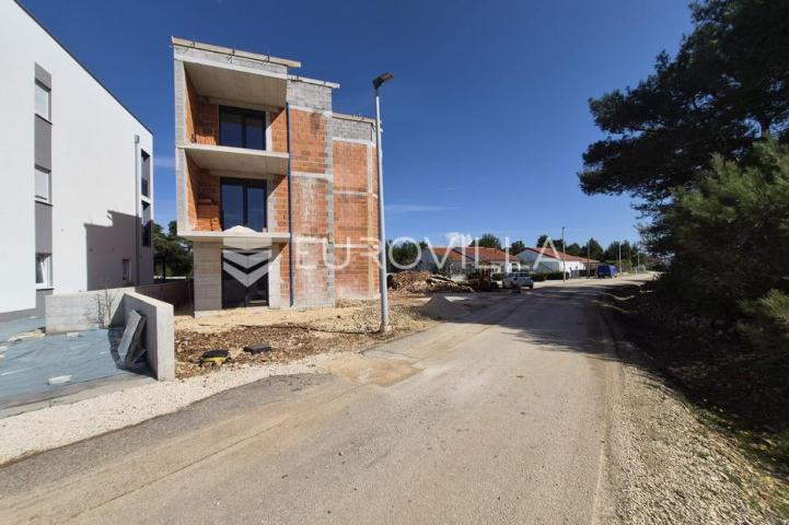 Vir, apartman na 2. katu s krovnom terasom i pogledom na more