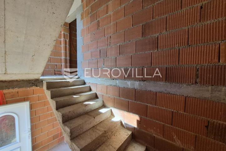 Vir, apartman na 2. katu s krovnom terasom i pogledom na more