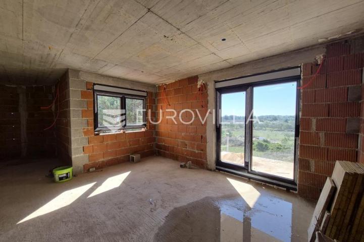 Vir, apartman na 2. katu s krovnom terasom i pogledom na more