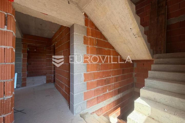 Vir, apartman na 2. katu s krovnom terasom i pogledom na more