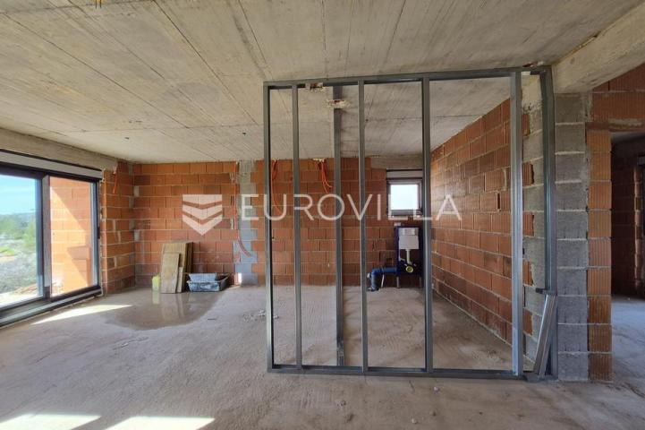 Vir, apartman na 2. katu s krovnom terasom i pogledom na more