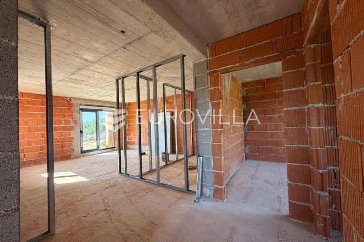 Vir, apartman na 2. katu s krovnom terasom i pogledom na more