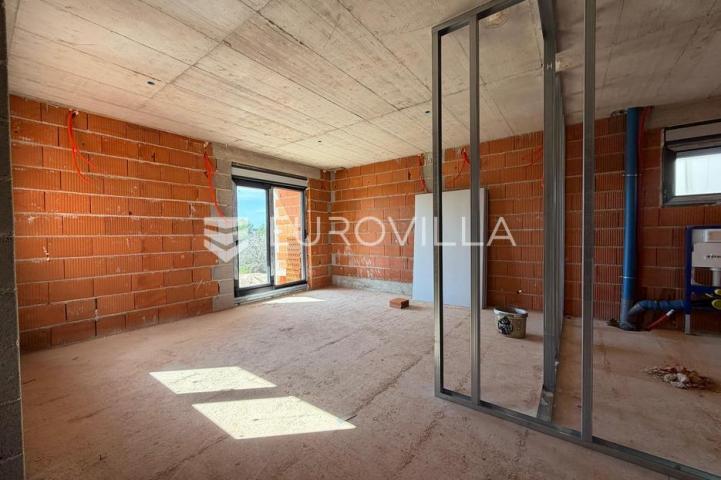 Vir, apartman na 2. katu s krovnom terasom i pogledom na more