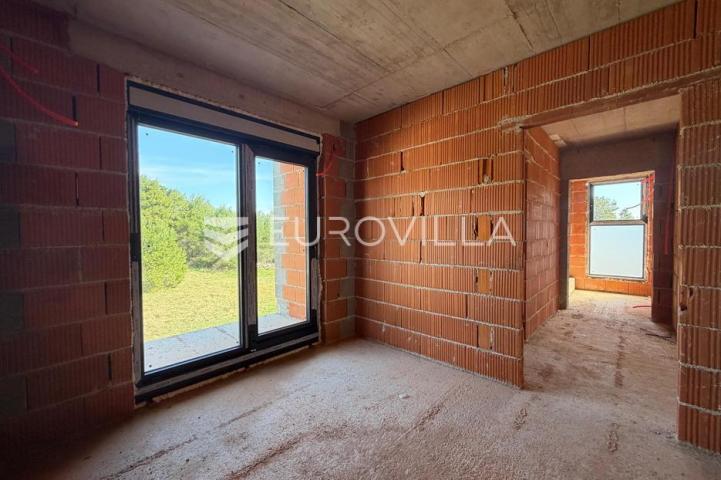 Vir, apartman na 2. katu s krovnom terasom i pogledom na more
