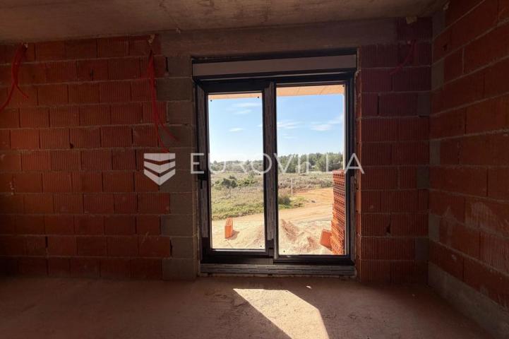 Vir, apartman na 2. katu s krovnom terasom i pogledom na more