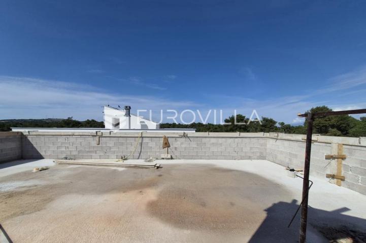 Vir, apartman na 2. katu s krovnom terasom i pogledom na more