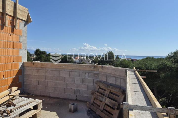Vir, apartman na 2. katu s krovnom terasom i pogledom na more