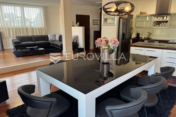 Brač, Bol, penthouse na atraktivnoj lokaciji