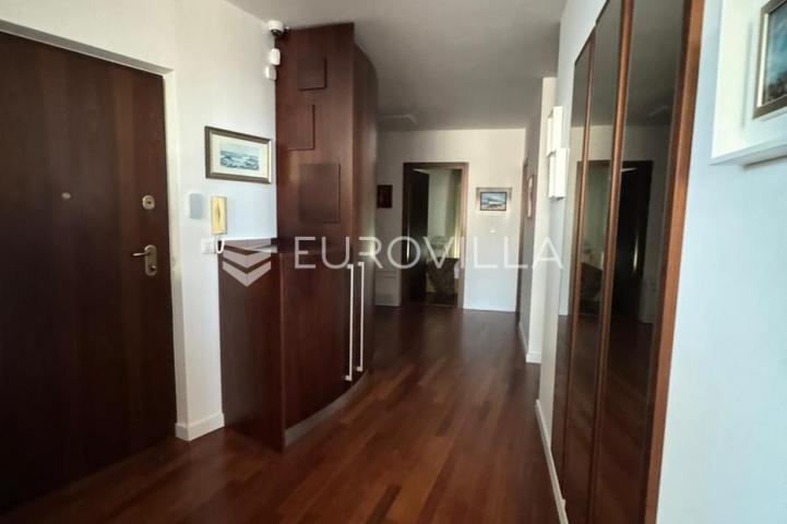 Brač, Bol, penthouse na atraktivnoj lokaciji