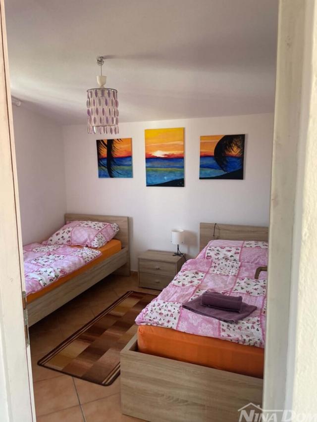 Samostojeća kuća s 6 soba – samo 500 m od mora, otok Vir!