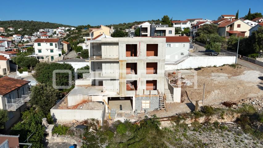 Novogradnja Ražanj, 70 m od mora, stan s balkonom i pogledom