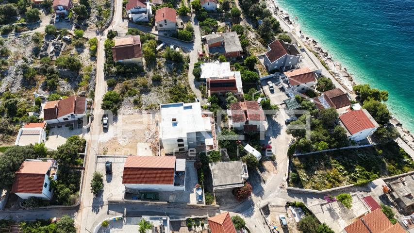 Novogradnja Ražanj, 70 m od mora, stan s balkonom i pogledom