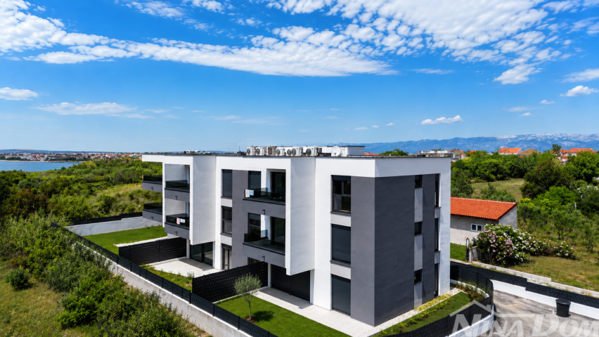 LUKSUZNI STAN U PRIZEMLJU- PRIVLAKA DALMACIJA 250m OD MORA