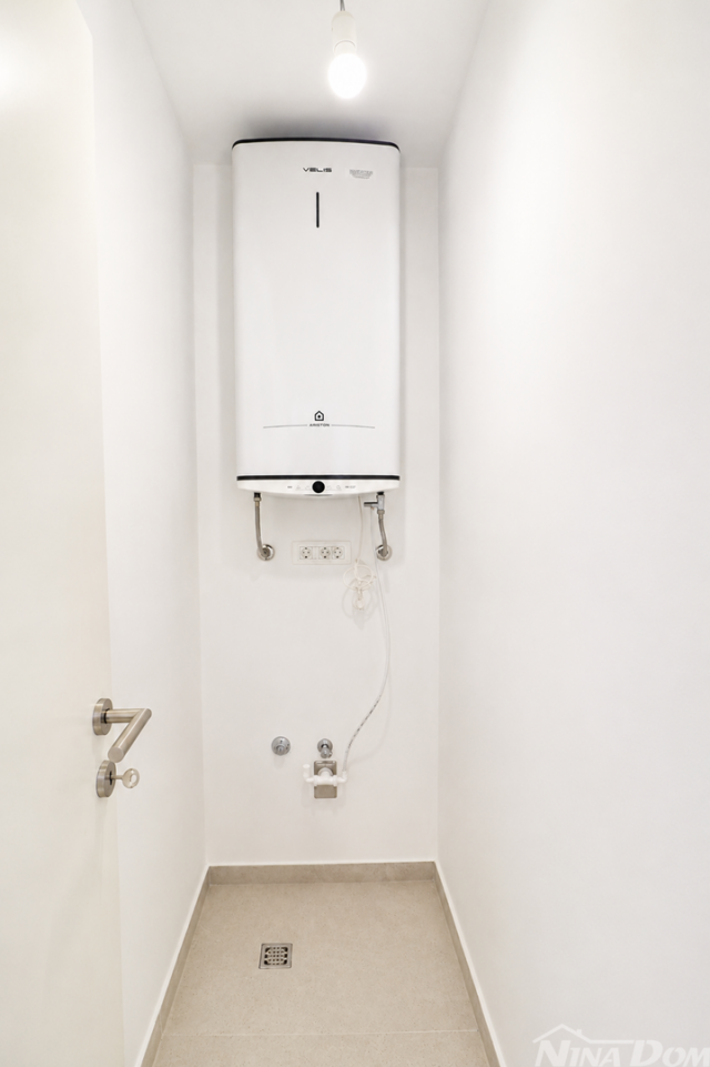 LUKSUZNI STAN U PRIZEMLJU- PRIVLAKA DALMACIJA 250m OD MORA